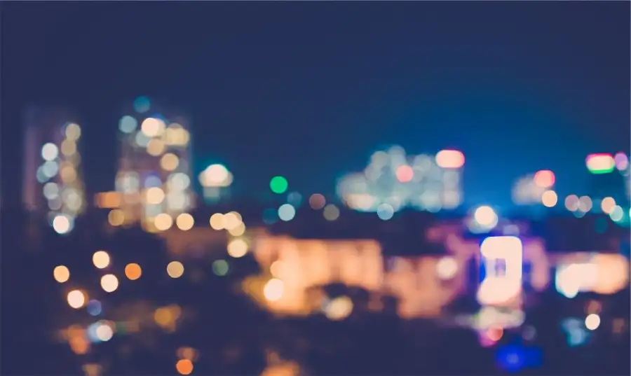 Luzes noturnas desfocadas de uma cidade
